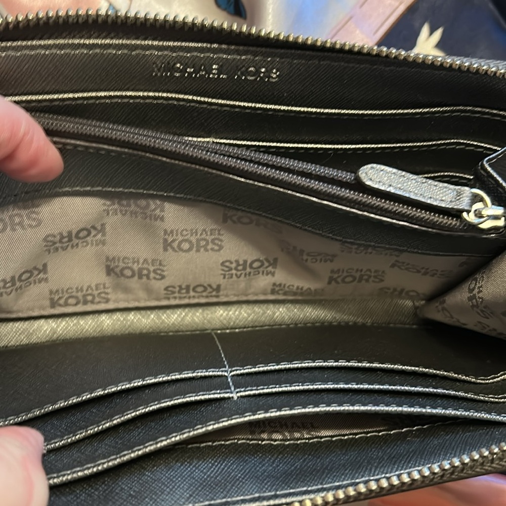 Michael Kors Metallic big zip around Wallet - Picture 4 of 11